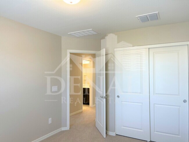 Building Photo - 905 S Canal Dr