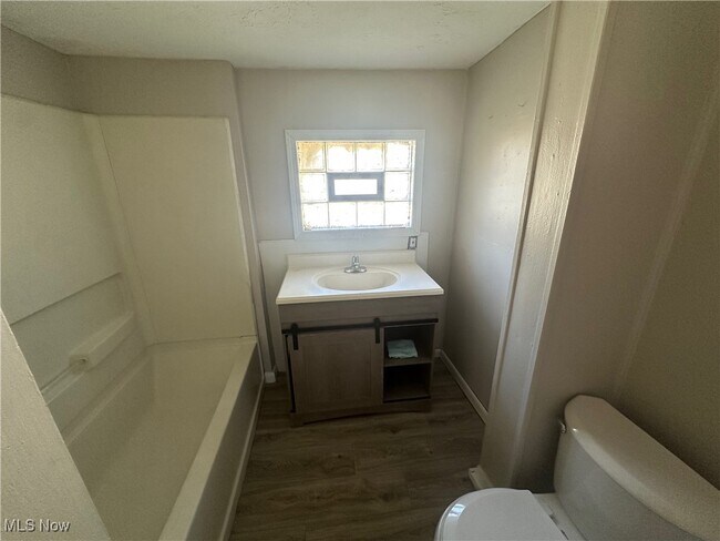 Building Photo - 1915 Maple Ave NE