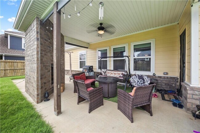 Building Photo - 1041 Silver Maple St