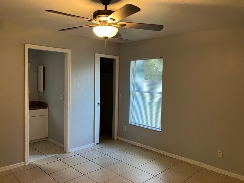 Building Photo - 4185 Simkins Ave