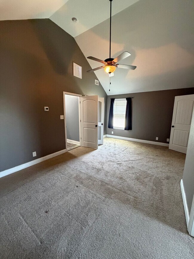 Building Photo - Large 4 Bedroom 2 1/2 Bath Pet Friendly Home For Rent!