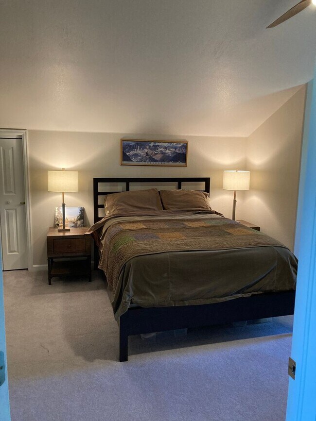 Building Photo - Bright and updated 3 bedroom with loft, In Unit Washer & Dryer, Large windows