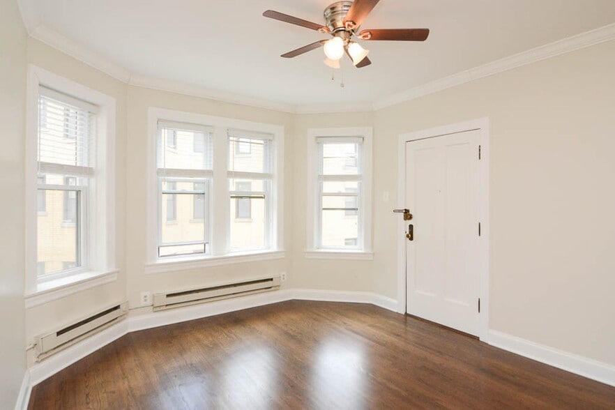 Building Photo - 3833 N Greenview Ave