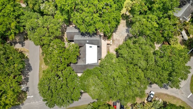 Building Photo - Available 6/15. Stunning, Fully-Rennovated...