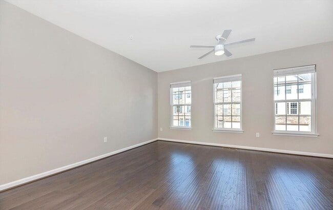 Building Photo - 3 level townhouse (newer construction) in Jefferson Place Community available early May!
