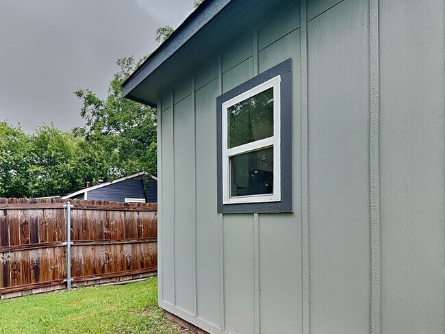 Building Photo - 111 Foster Ln