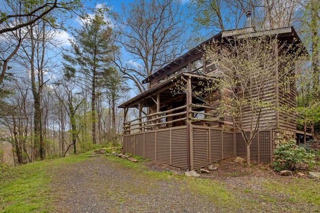 Building Photo - Sovereign Oaks Cabin