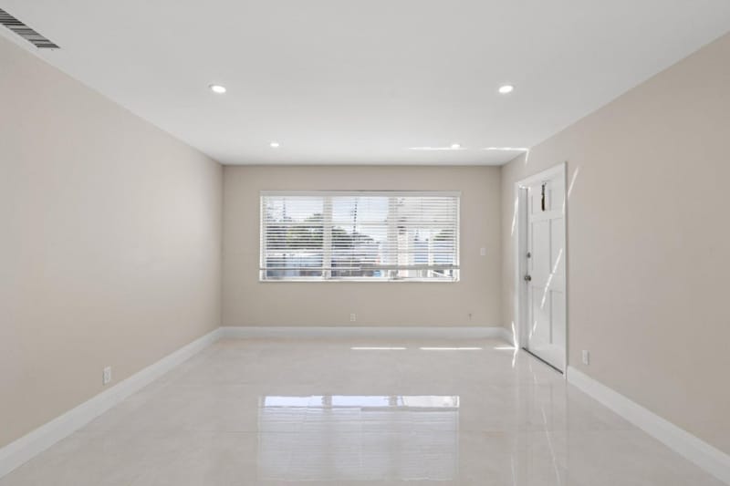 Building Photo - 301 SE 12th Ave