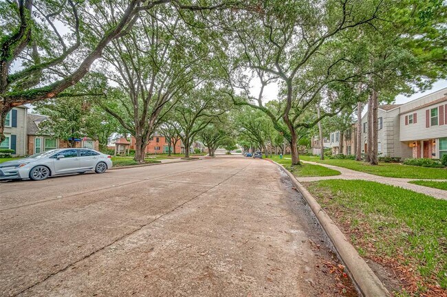 Building Photo - 12967 Trail Hollow Dr