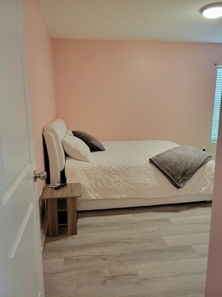 Third bedroom upstairs back - 204 Silk Oak Dr