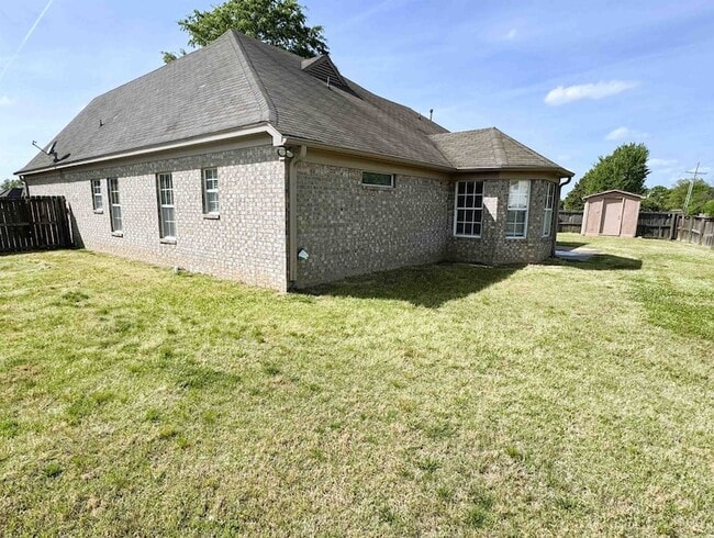 Building Photo - 6098 Ravenwood Lake Dr E
