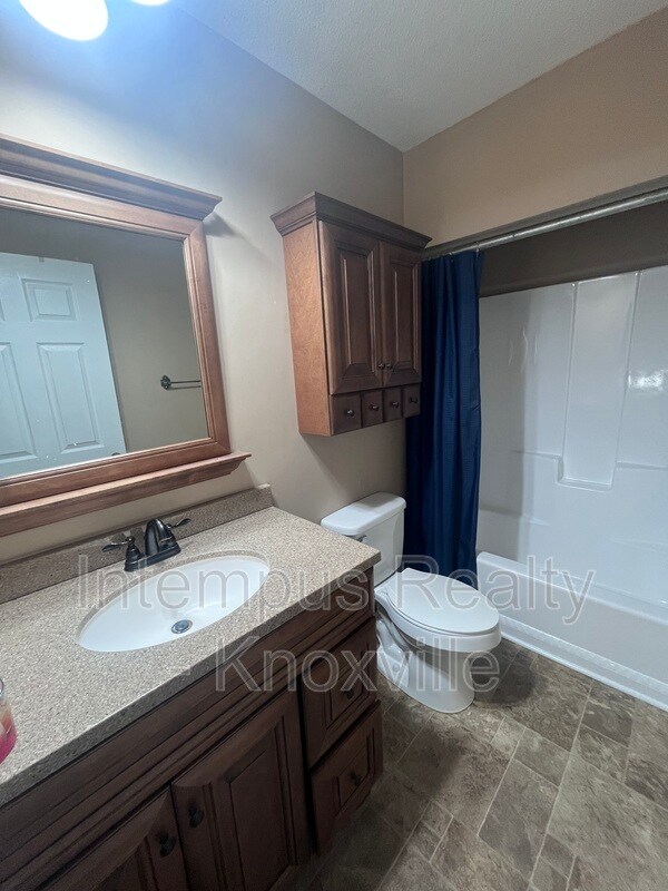 Building Photo - 405 Iroquois Ln