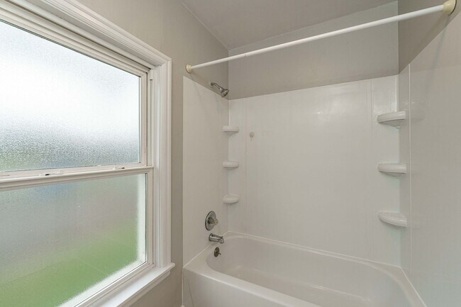 Building Photo - 2 Bedroom 1 Bath SIngle Family Home With L...