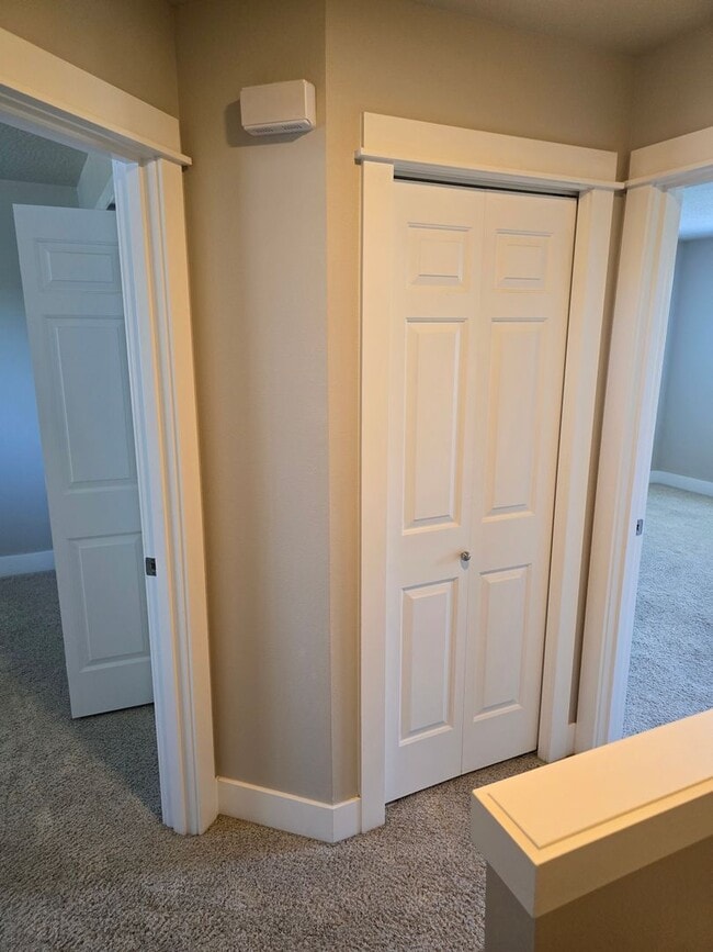 Building Photo - Beautiful 3 Bedroom Off Gilham