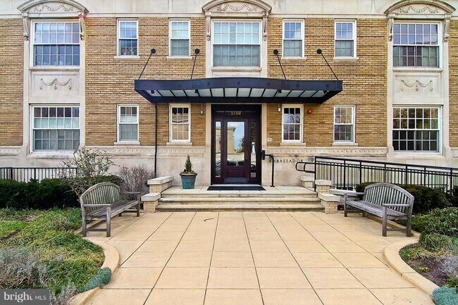 Building Photo - Luxury Two Bedroom near DuPont + Parking