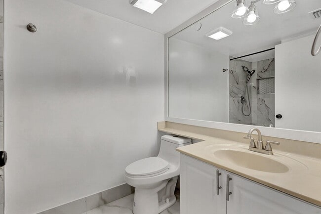 Building Photo - 400 Crestwood Ct N