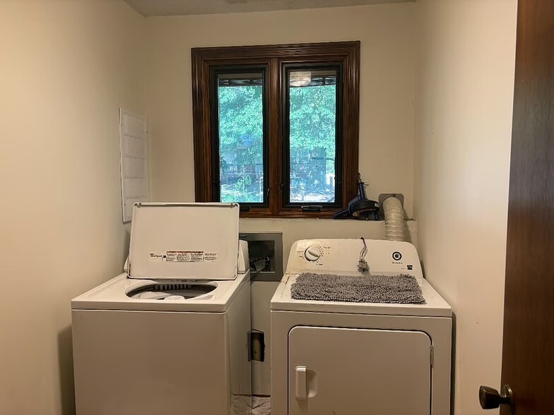 Building Photo - 200 Arrowhead Dr