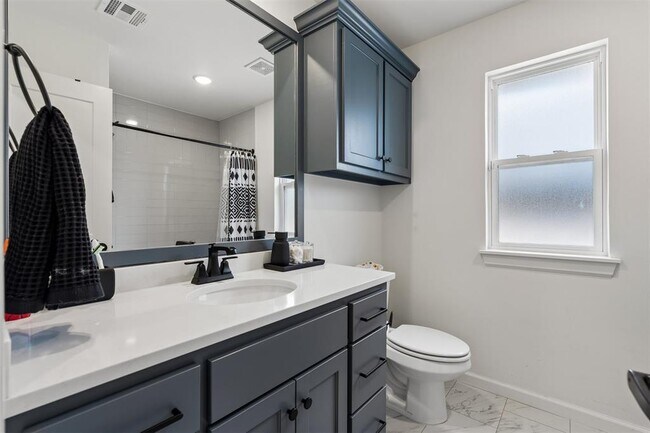 Building Photo - 2232 Los Angeles Ave