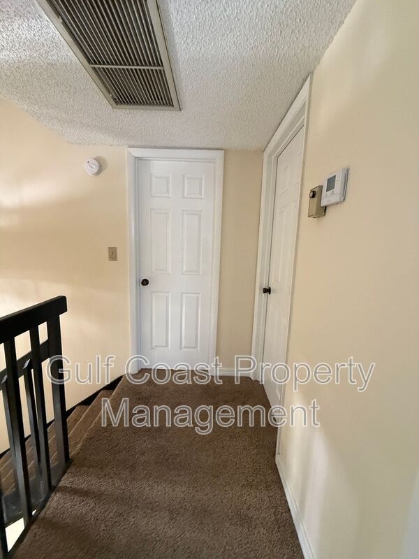 Building Photo - 5249 Cedarbend Dr