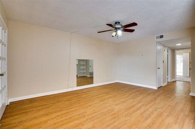 Building Photo - 500 E Riverside Dr