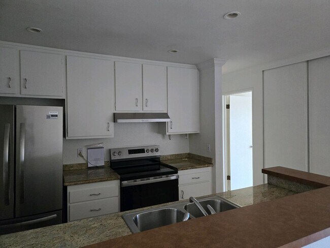 Building Photo - Culver city Condo for rent minutes to down...