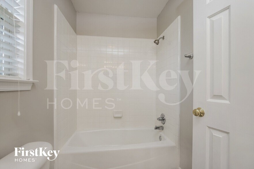 Building Photo - 6107 Black Willow Dr