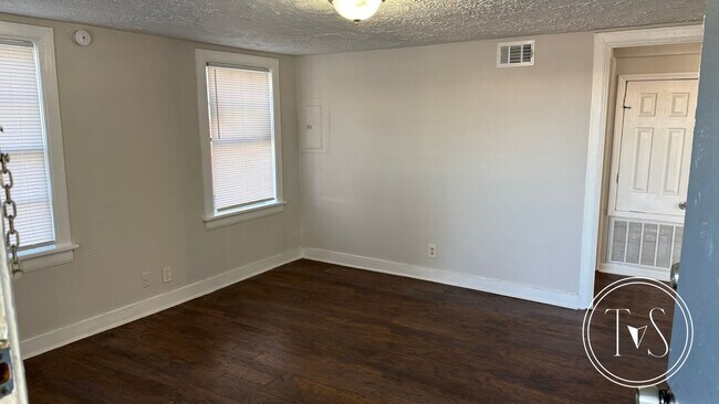 Building Photo - RATE DROP ALERT (was $1525/month)!