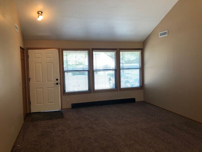 Building Photo - 2-bedroom 2-bathroom duplex with 2 garages in Eugene!