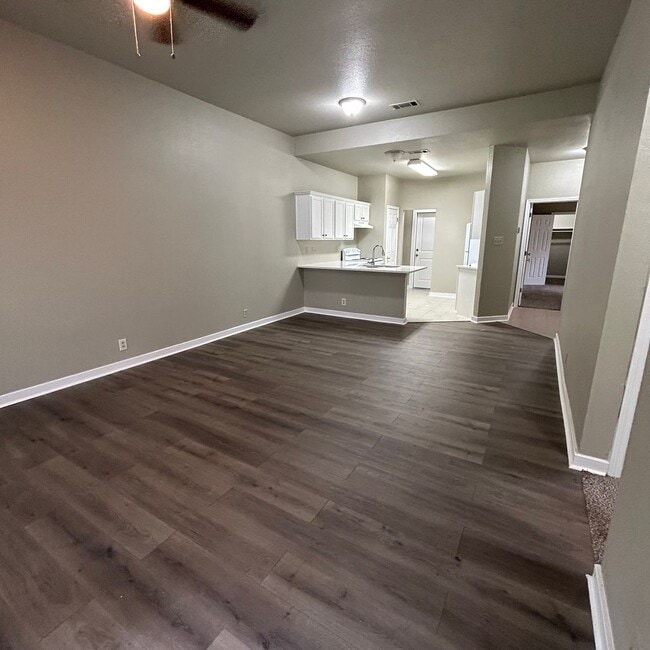 Building Photo - 1217 Armadillo Rd