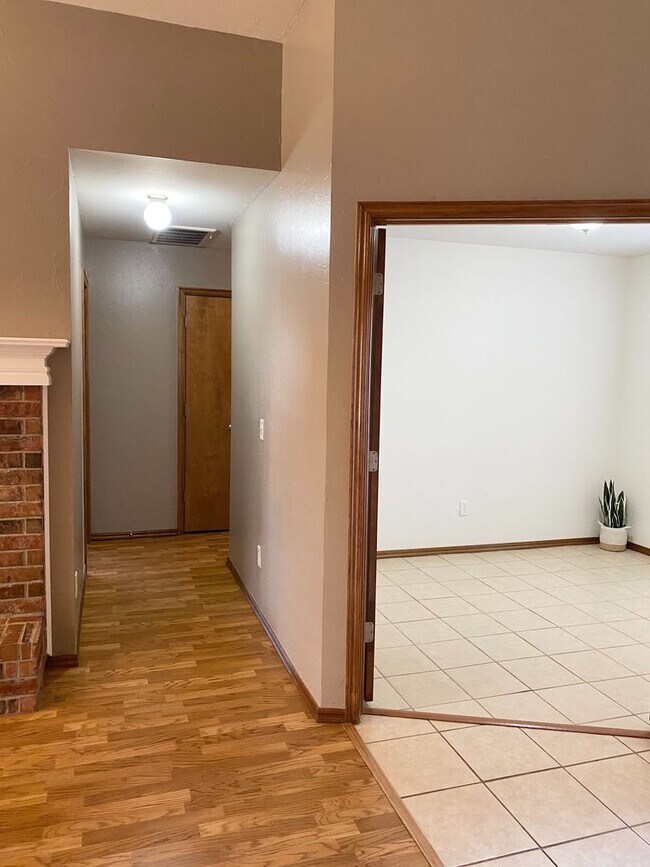 Building Photo - Beautiful 3 bed, 2 bath Home in East Moore with Bonus Room!
