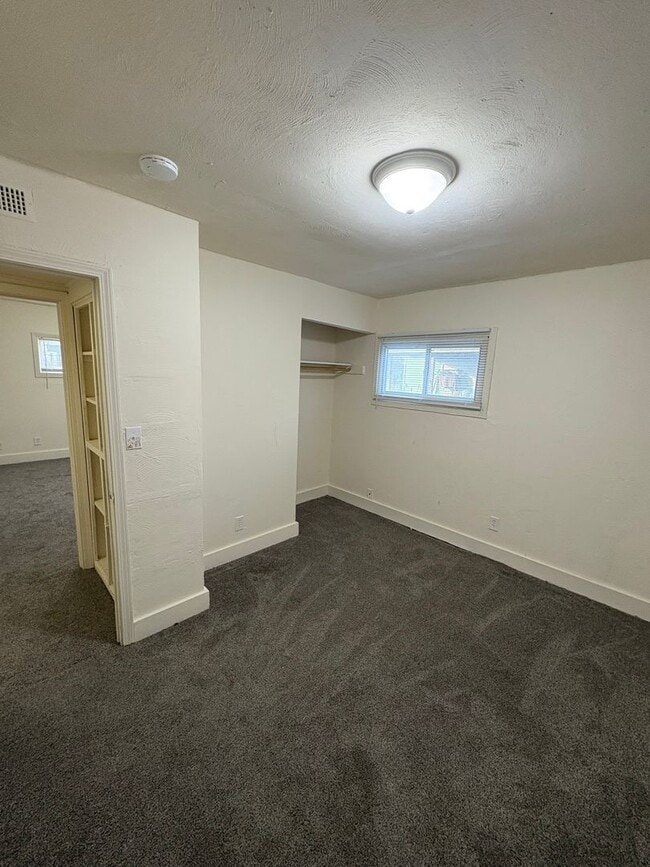 Building Photo - Spacious 4 Bedroom, 1 Bathroom Single Family Home