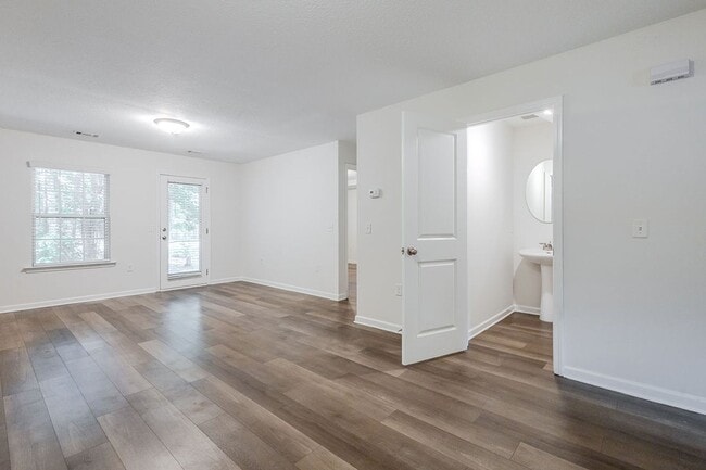 Building Photo - Spacious 3BR Townhome with Main-Level Primary Suite