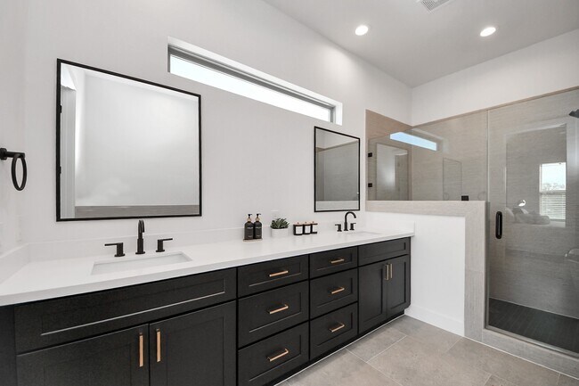 Building Photo - 2524 Live Oak St