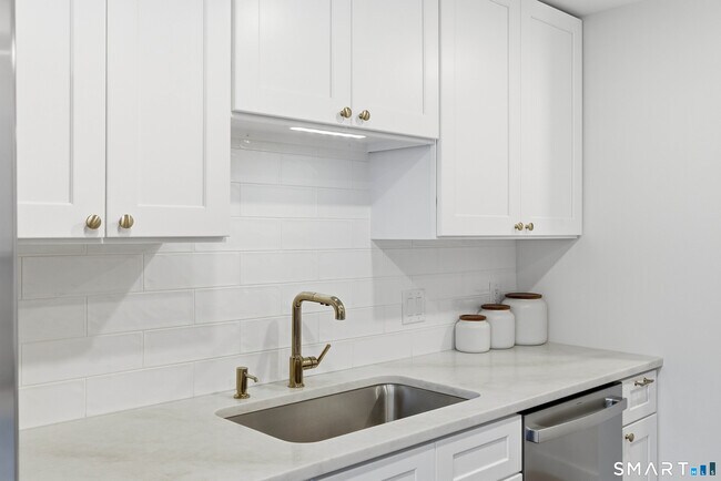 Building Photo - 60 Cinnamon Spring