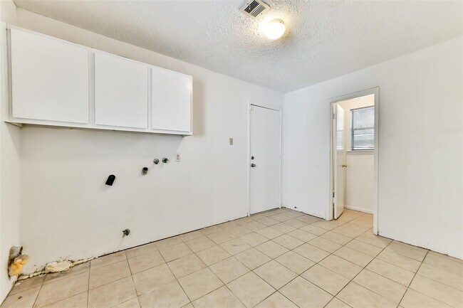 Building Photo - 3405 E Circle Dr