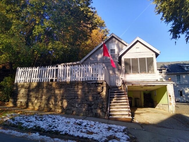 Primary Photo - 115 SW State St