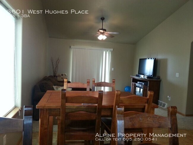 Building Photo - 4 Bed/3 Bath Twinhome For Rent!!
