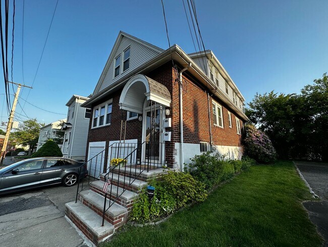 Building Photo - 12 Homer St