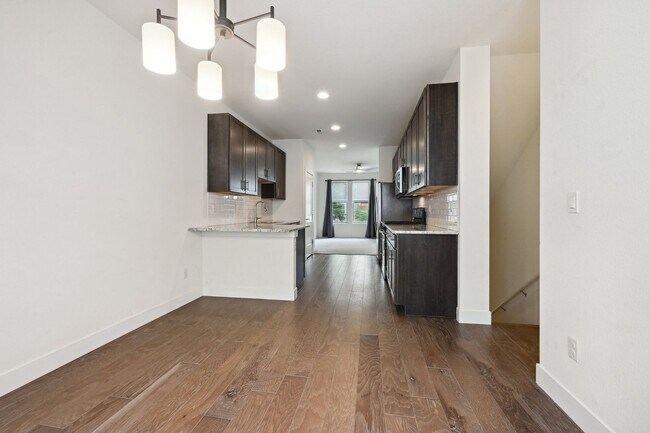 Building Photo - Great Townhome, Perfect Location! License #2023-BFN-0071747