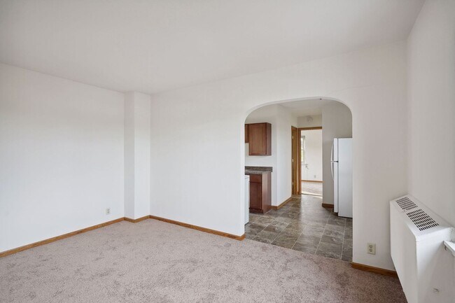 Building Photo - Spacious Top-Floor 1BR on Beautiful Iris P...