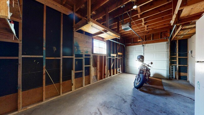 Building Photo - UPTOWN 3 Bedroom +Office  2 Bath with Garage