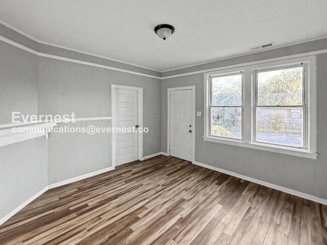 Building Photo - 4 Bed/1 Bath Home with On-Street Parking / Pet-Friendly / Vouchers Accepted / Available Now!