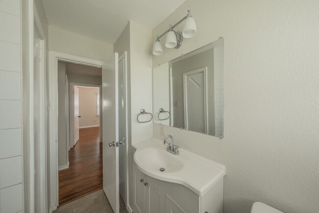 Building Photo - 3-Bedroom in Westworth Village!