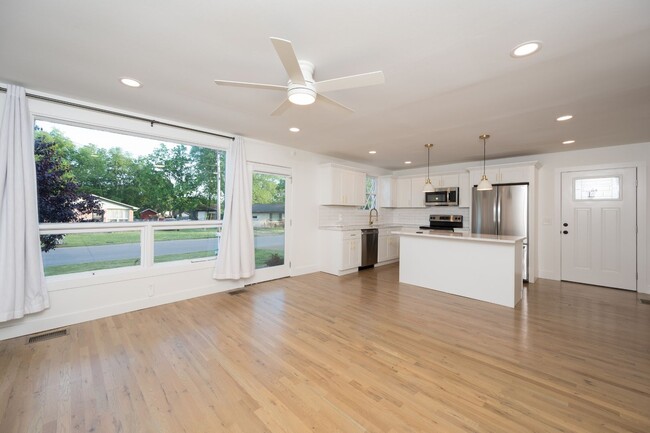 Building Photo - **ABSOLUTELY STUNNING TOP-TO-BOTTOM RENOVA...