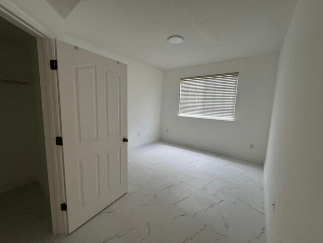 Building Photo - 9873 Baywinds Blvd