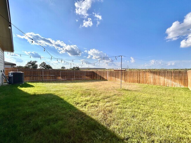 Building Photo - Spacious 4/BR 3/BA Home with Modern Upgrades