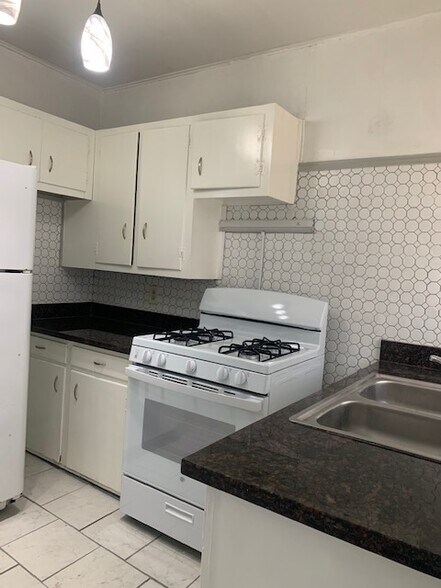 Building Photo - 1800 Dante St