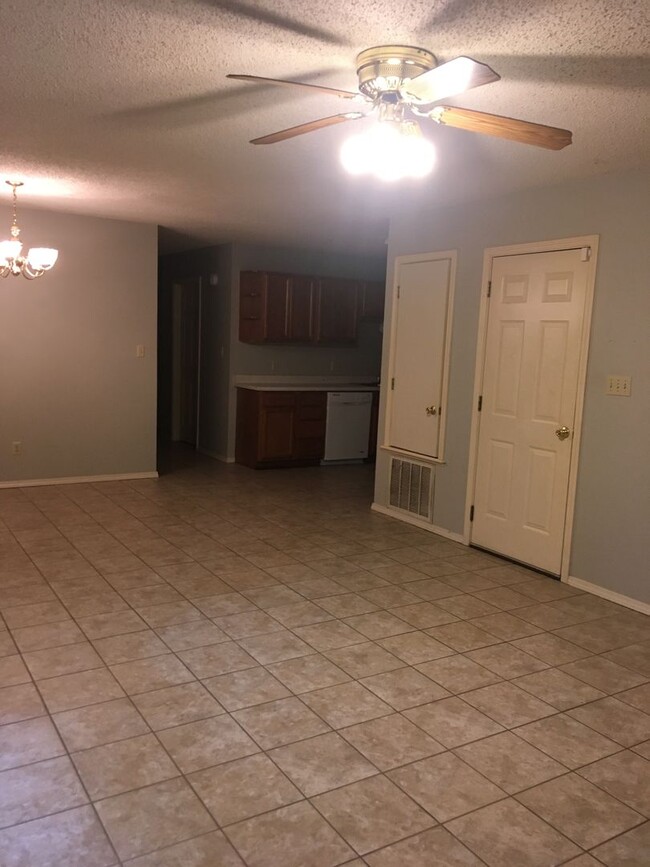 Building Photo - 315 Valley Dr