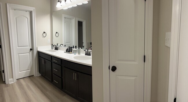 Master bathroom - 7157 Kenilworth Crossing Ave