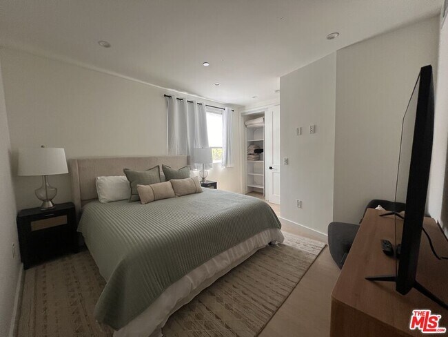 Building Photo - 8928 Sawyer St